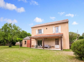 Traditional Holiday Home in Vers Pont du Gard with Garden